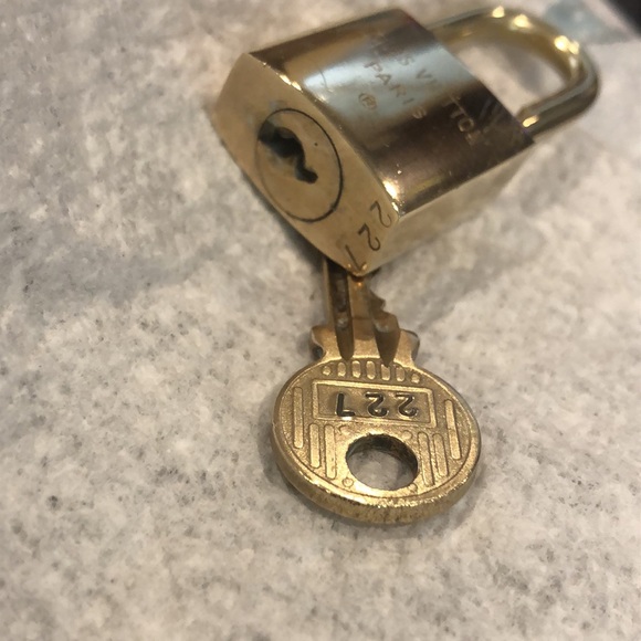 Vintage LV Louis Vuitton Padlock Lock & Key 227 - Picture 14 of 16